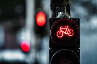 Luz roja del semáforo de parada del ciclista.