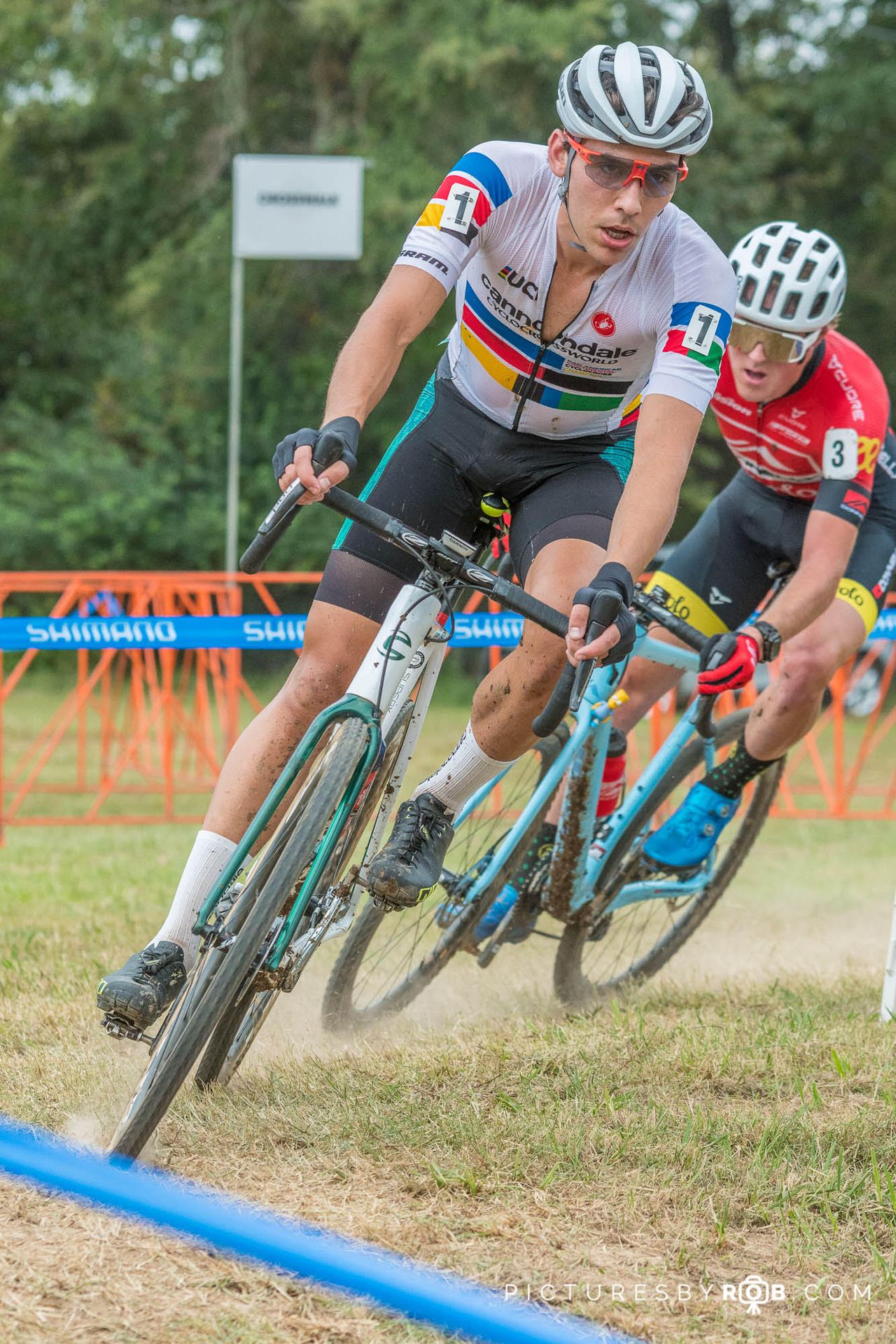 Curtis White (Cannondale Presented by Cyclocrossworld) leads Gage Hecht (Donnelly Sports)