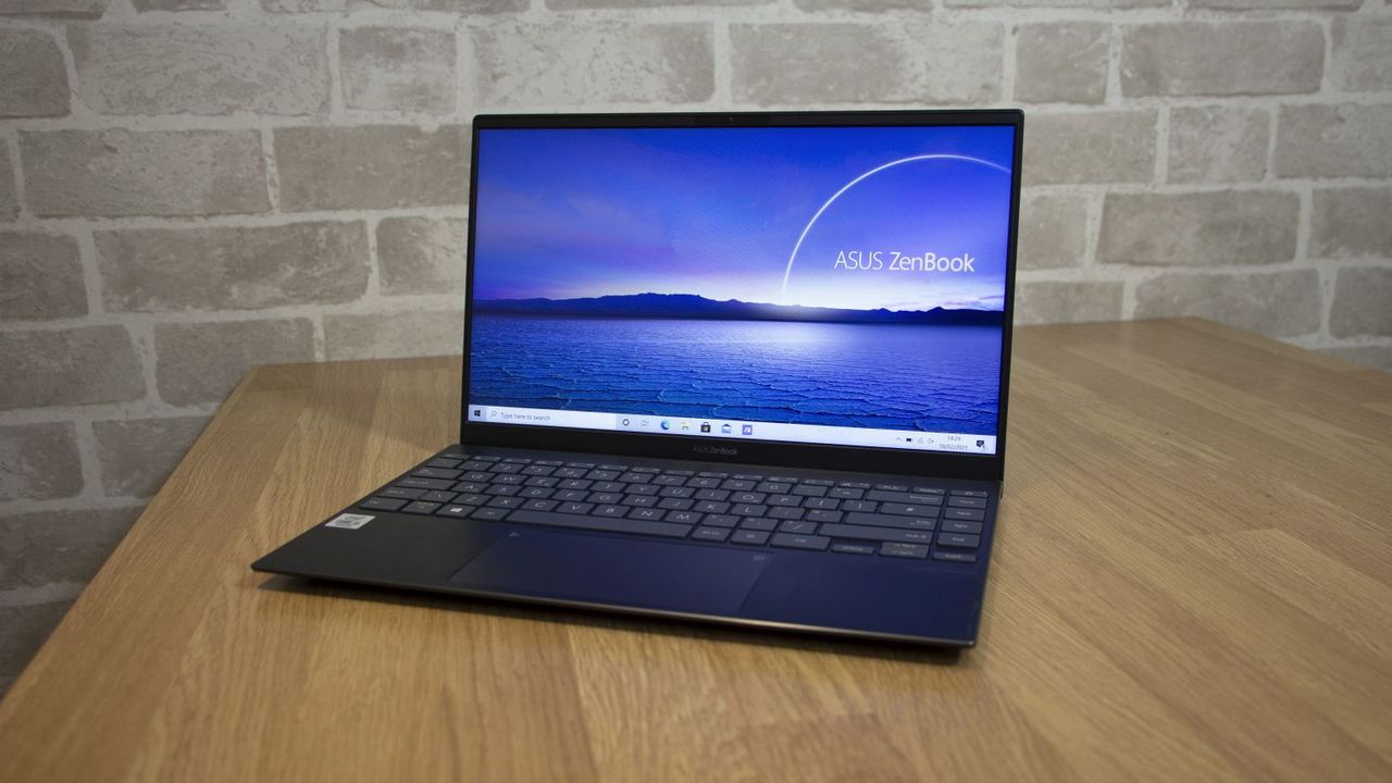 Asus ZenBook 14 UX425J open