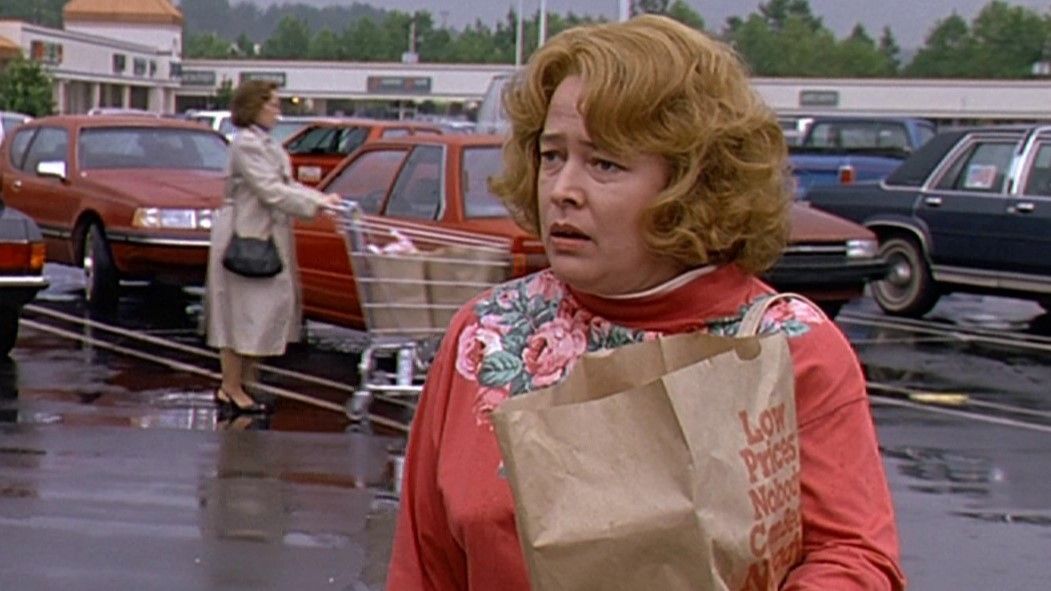 Kathy Bates as Evelyn holding a grocery bag in Fried Green Tomatoes