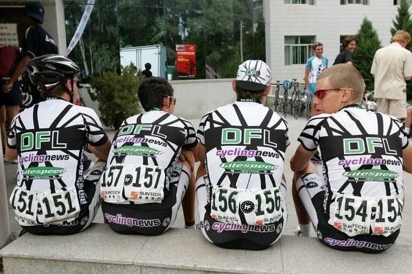 The DFL-Cyclingnews-Litespeed boys take a breather.