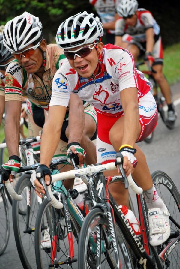 Israel Ochoa (l) and Fabio Duarte ride together.