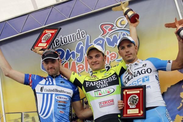 Andrea Guardini (Farnese Vini-Selle Italia) flanked by Jacob Keough (UnitedHealthcare) and Christian Delle Stelle.