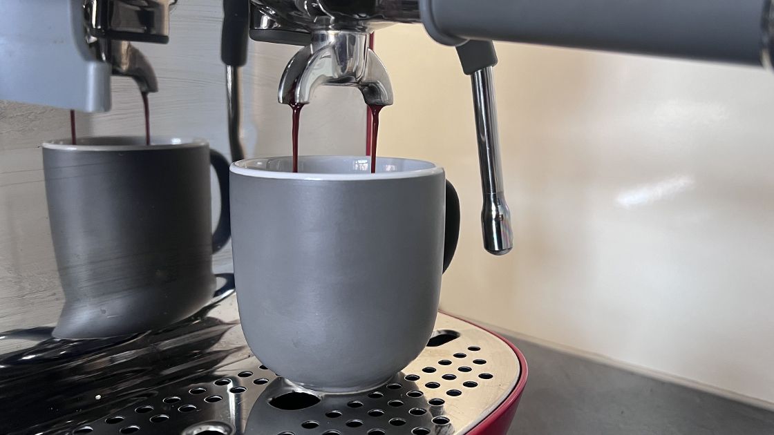 pouring an espresso with the Smeg EGF03