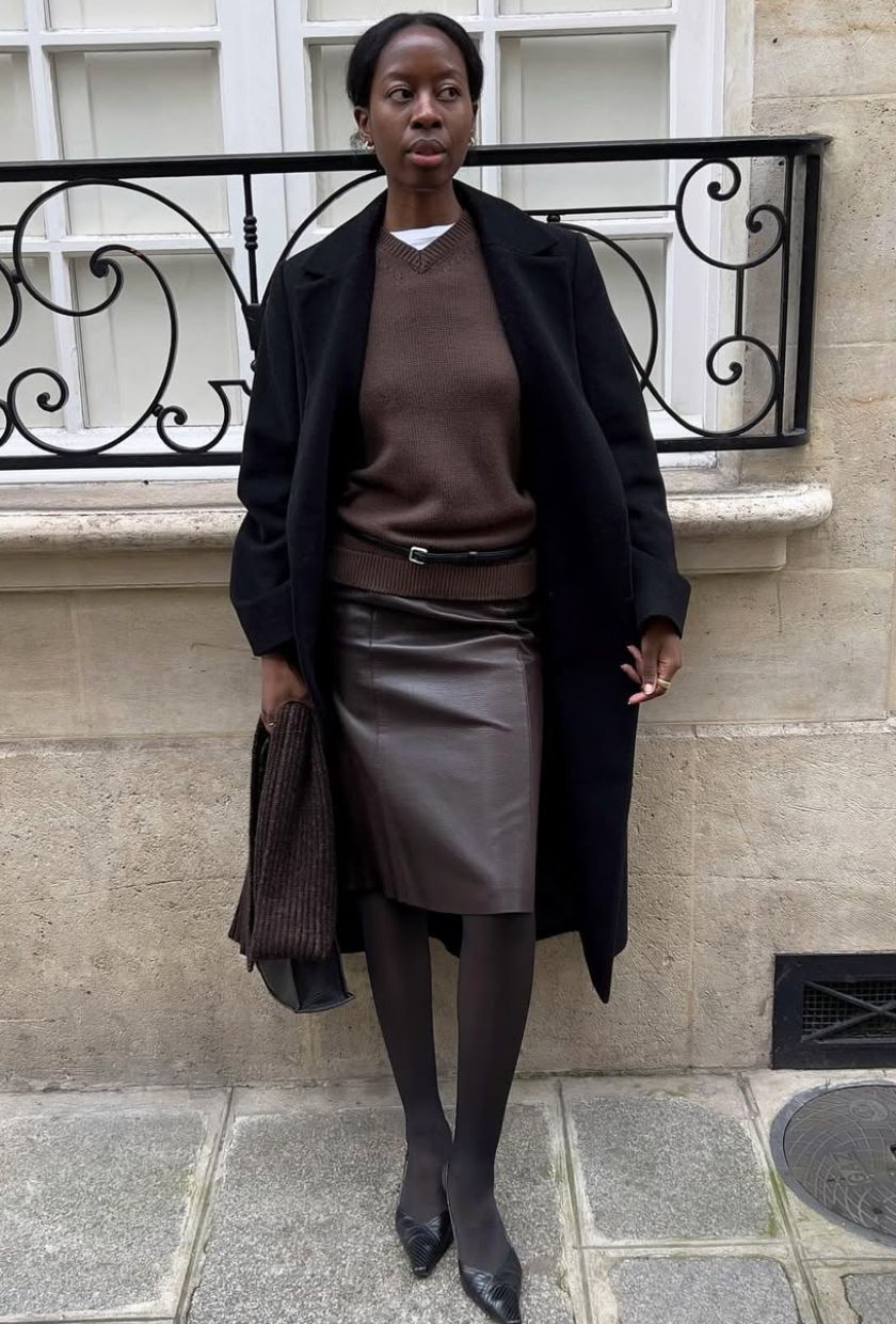 @sylviemus_ wears chocolate brown tights