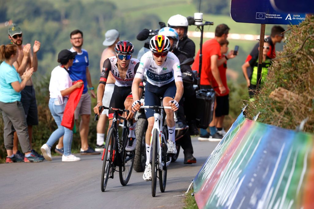 LES PRAERESNAVA SPAIN AUGUST 28 LR Juan Ayuso Pesquera of Spain and UAE Team Emirates and Carlos Rodriguez Cano of Spain and Team INEOS Grenadiers White Best Young Rider Jersey compete during the 77th Tour of Spain 2022 Stage 9 a 1714km stage from Villaviciosa to Les Praeres Nava 743m LaVuelta22 WorldTour on August 28 2022 in Les Praeres Nava Spain Photo by Luis Gomez PoolGetty Images