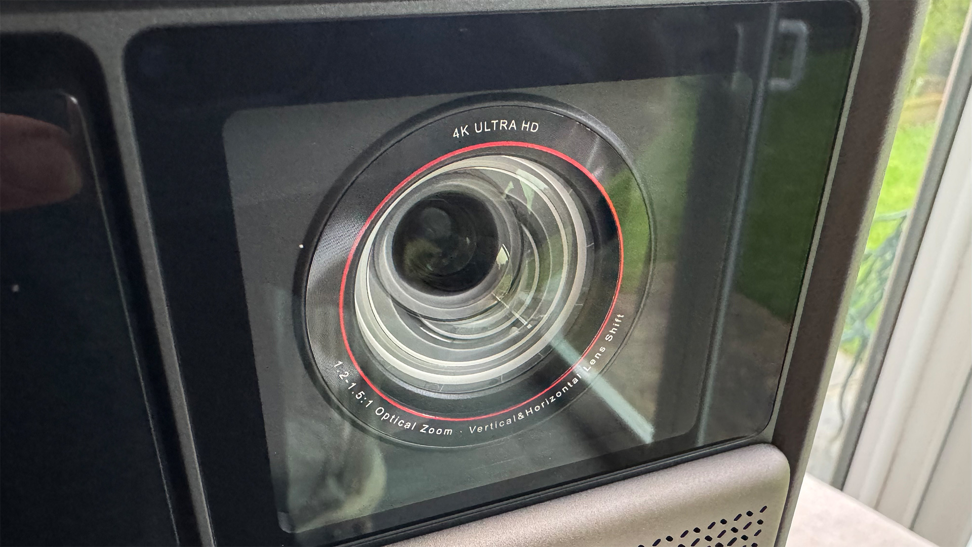 Xgimi Horizon 20 Max home cinema projector detail of lens aperture