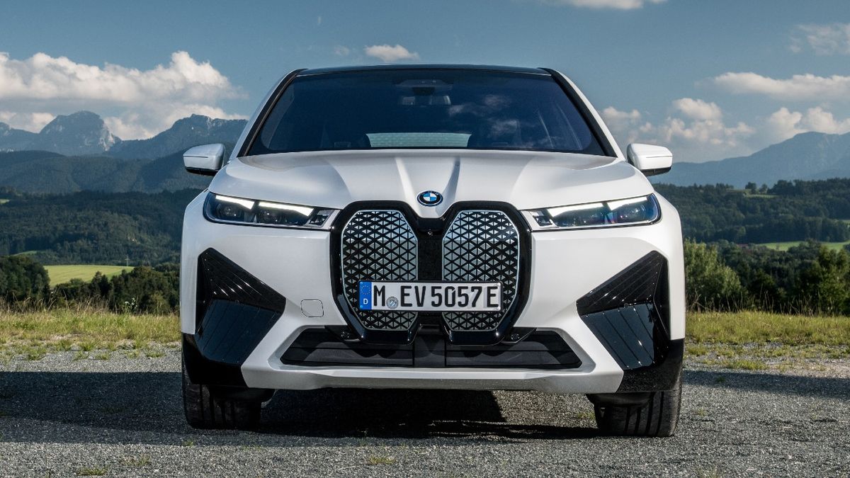 BMW iX reviews: a powerful, brutalist, ‘yacht-sized SUV’ | The Week