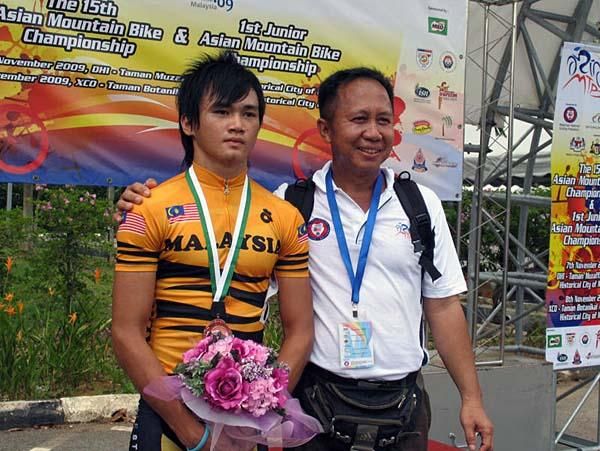 Jeoffrey Jerry Jemie with Malaysian Team Manager Raijas Anang