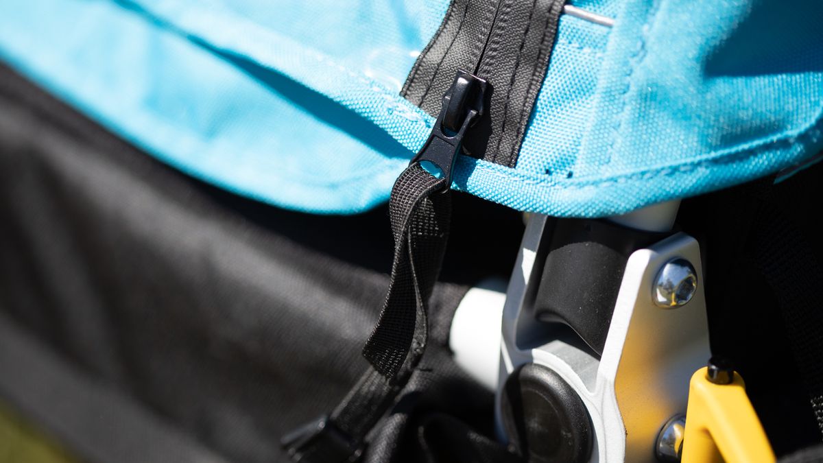 Burley D&rsquo;Lite X bike trailer zipper pulls