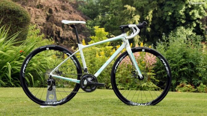 The Liv Avail Advanced 1 features a carbon frame built up with a Shimano Ultegra mechanical group, TRP Spyre cable actuated disc brakes, and Giant P-R2 Disc aluminum clincher wheels