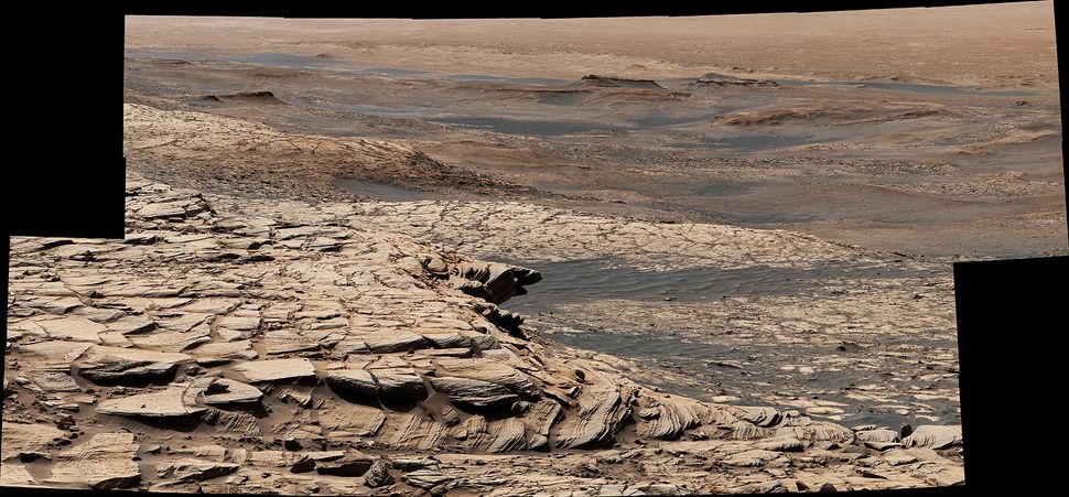 NASA's Curiosity rover starts Red Planet road trip up Martian mountain