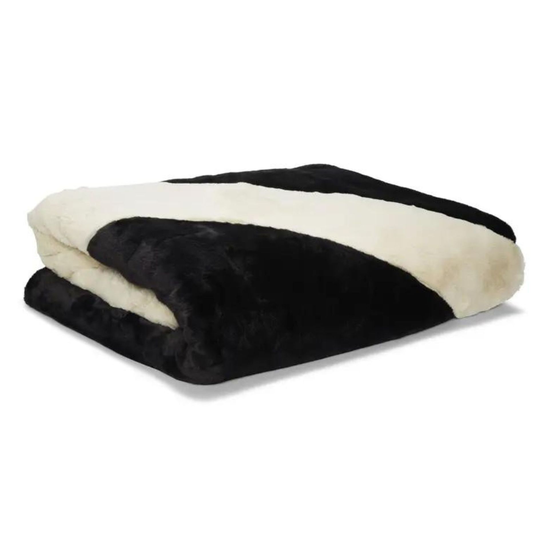 Lemparan bulu imitasi hitam dan putih dilipat pada latar belakang putih.