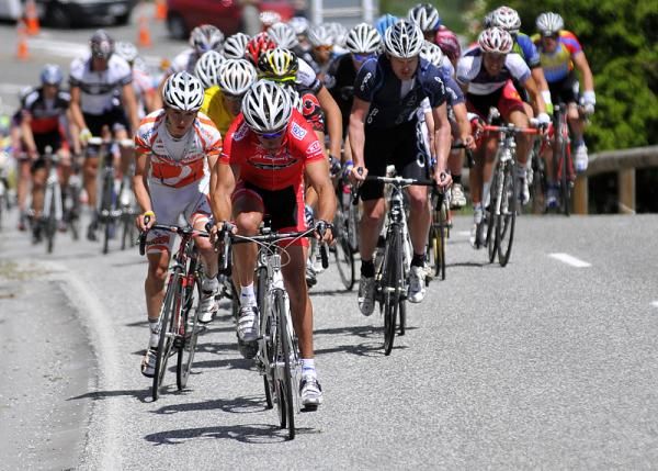 The peloton are on the final climb of the day