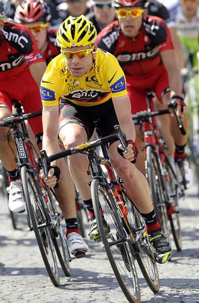 Cadel Evans (BMC) protected by his teammates