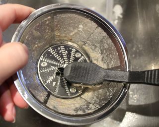 Cleaning the Magic Bullet mini juicer blade