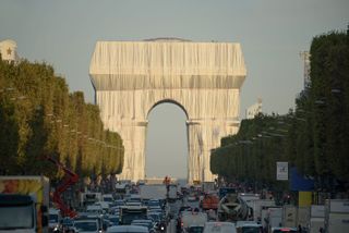 Christo and Jeanne-Claude, L'Arc de Triomphe, Wrapped, Paris, 1961-2021. Photography: Lubri. © 2021 Christo and Jeanne-Claude Foundation