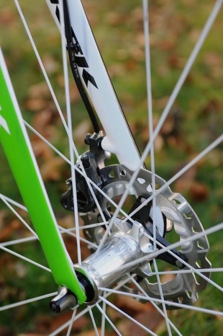 The front disc hub has crossed straight pull spokes on the disc side, but radial on the other