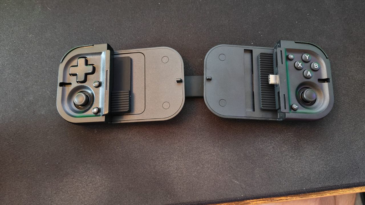 The full Razer Prio ready to dock a mobile phone