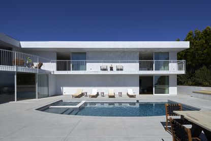 white house Oceanus House by Pierre de Angelis in los angeles