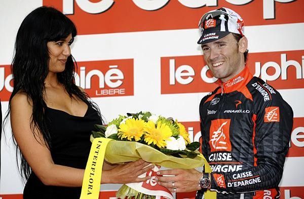 Alejandro Valverde (Caisse d'Epargne) greeted by the lovely podium girl.