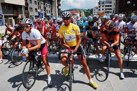 The jerseys at the start of stage 3