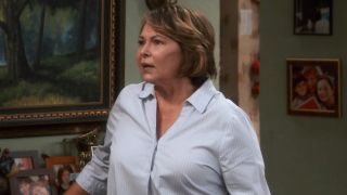 Roseanne in the living room on Roseanne Season 10