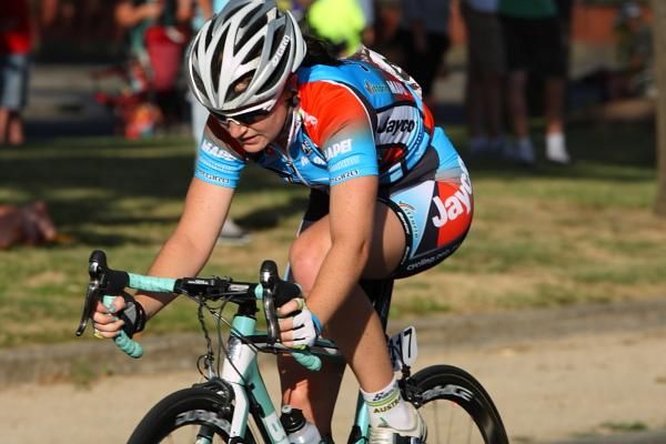 Lauren Kitchen (Jayco-AIS) digs deep with three laps to go.