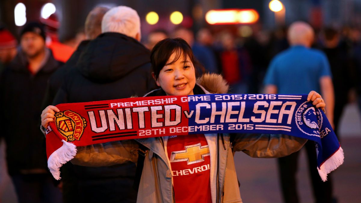 160302-manchester-united-fans.jpg