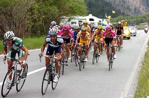 The remnants of the bunch chase down Contador and Carlstr&ouml;m.