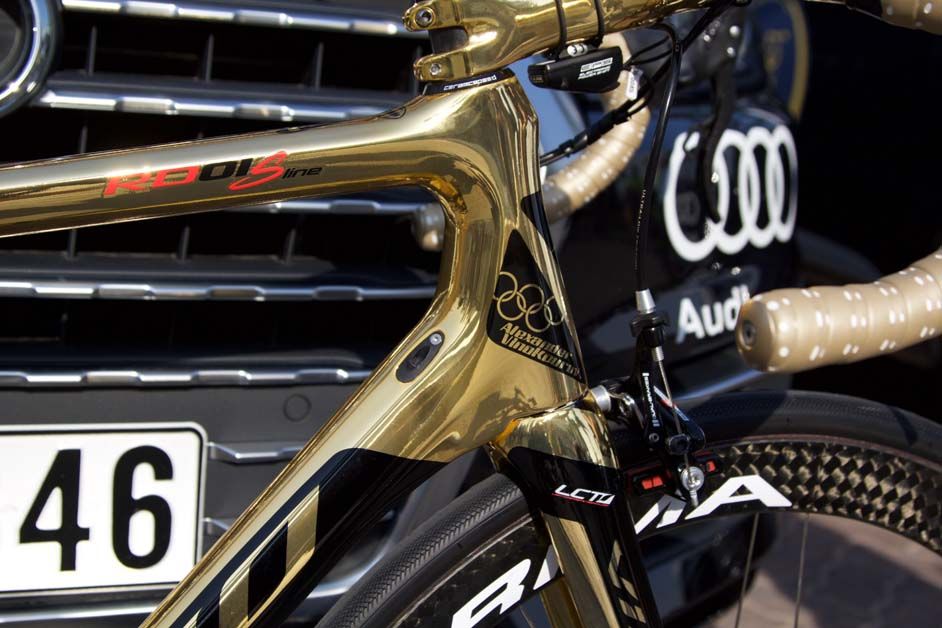 Alexander Vinokourov's name is on the front of the bike