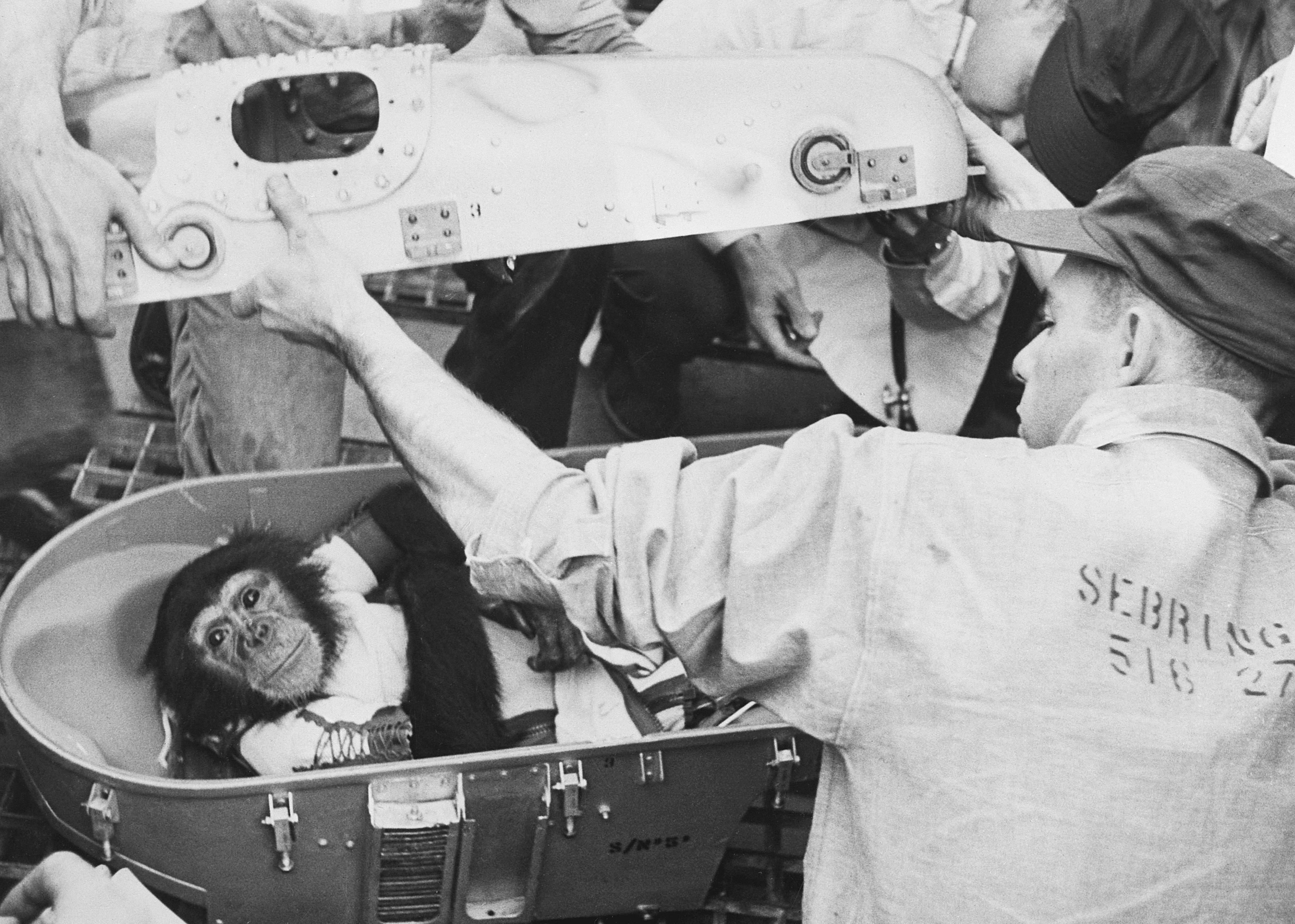 Personell åpner Hams kapsel etter å ha nådd bergingsskipet 1. februar 1961.