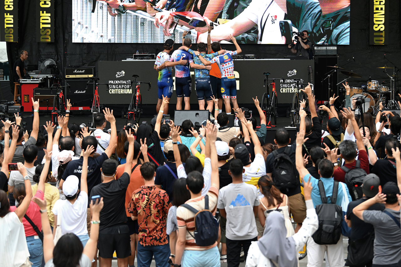 Crowds welcome Tour de France legends to the criterium team presentation