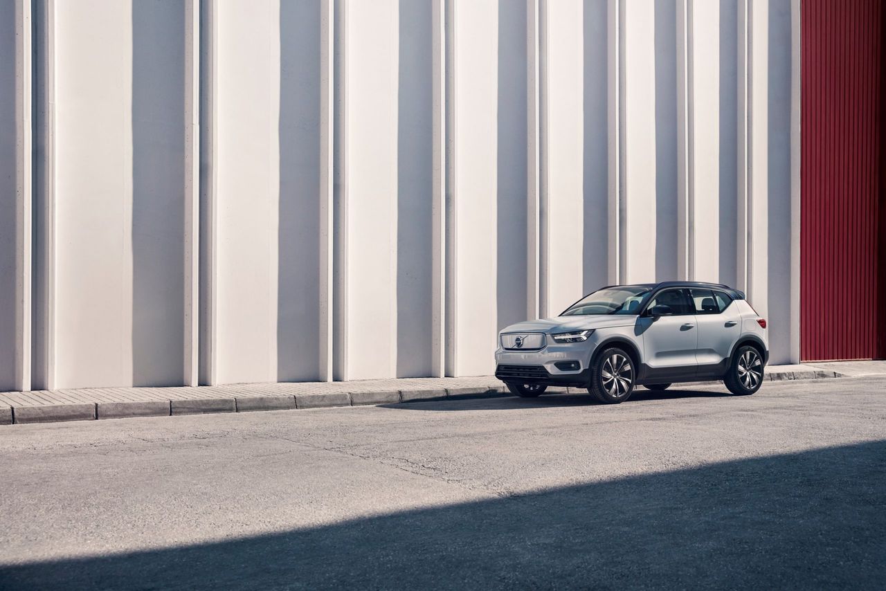 Eco friendly cars: the Volvo XC40 Recharge P8 AWD in Glacier Silver