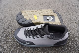 Image shows Fizik Gravita Versor Clip SPD shoes.