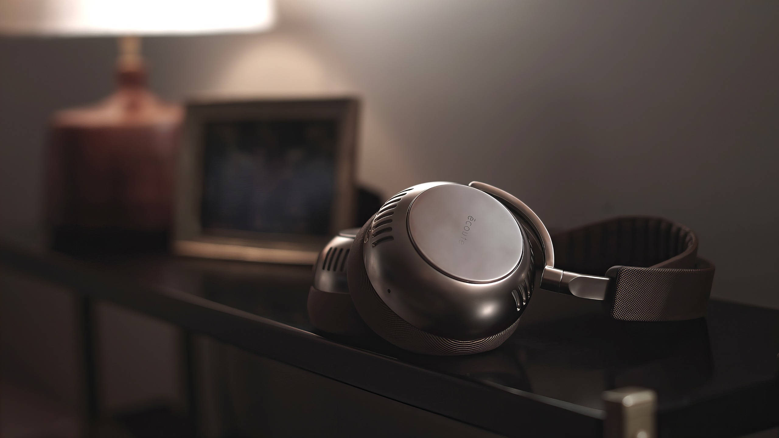 &Eacute;coute Audio TH2 wireless headphones lifestyle shot on a desk 