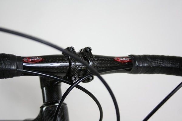 The carbon front plate of the SX-Force stem clamps onto a matching set of bars