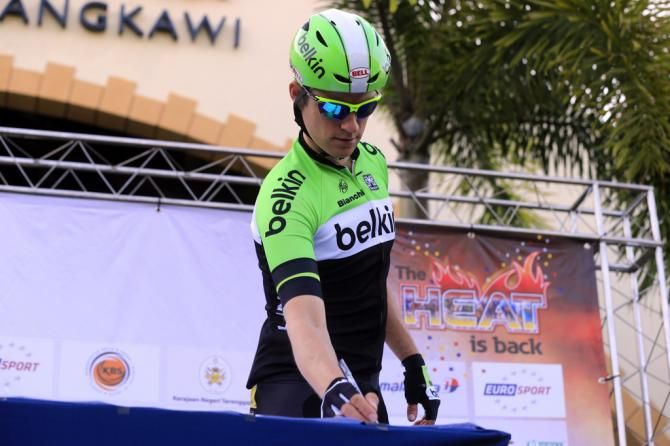 Theo Bos (Belkin) signs in