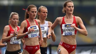 Deutschlands Debbie Schoenebor (R) bereitet sich bei den Deutschen Leichtathletik-Meisterschaften 2021 auf die Olympischen Spiele vor