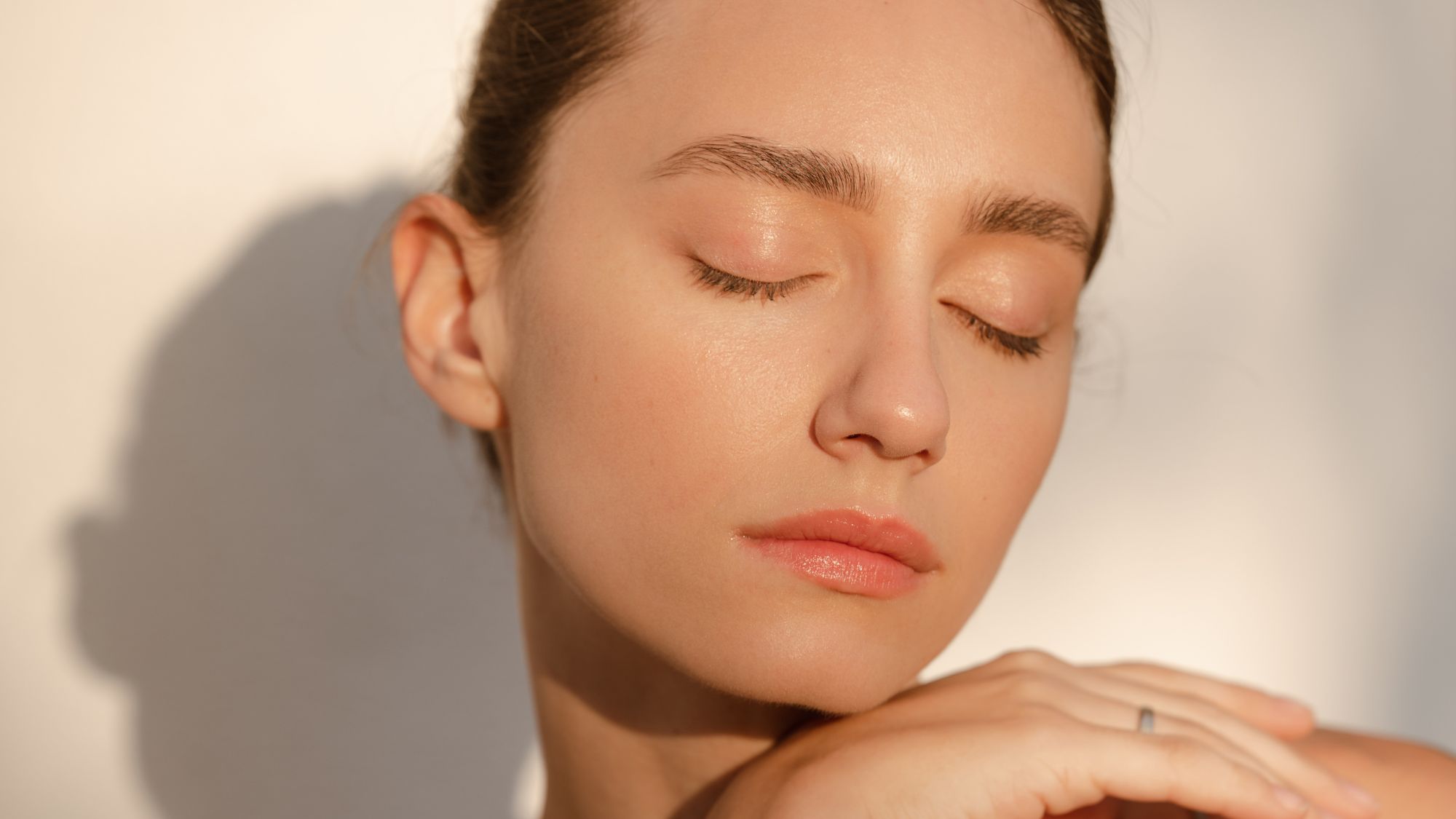 PCOS-friendly skincare routine An image of a woman in direct sunlight