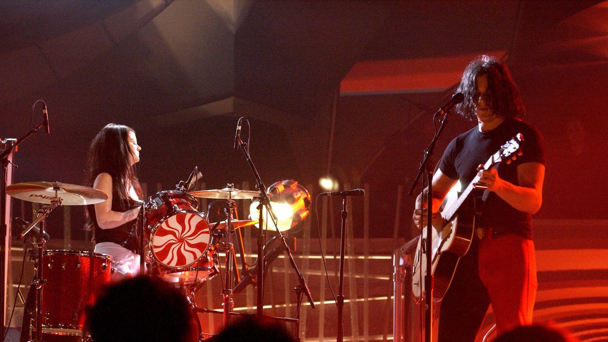 Meg (left) and Jack White perform at the 46th Annual Grammy Awards show