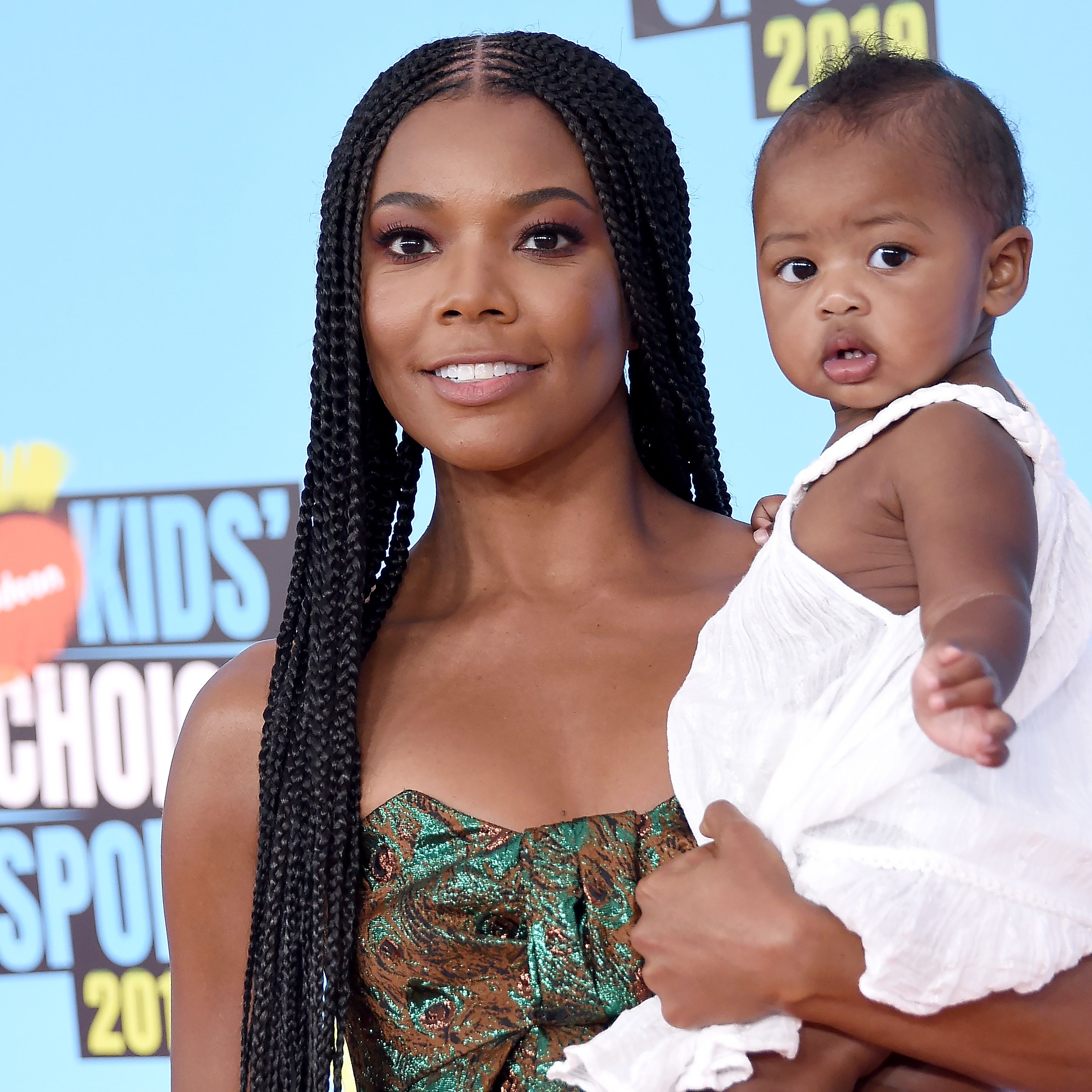 Gabrielle Union S Daughter Kaavia Talks To A Bee In The Cutest Video Marie Claire