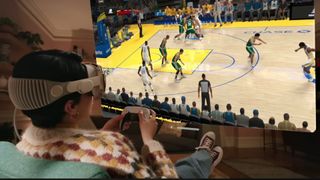 En person använder ett Apple Vision Pro för att spela NBA.
