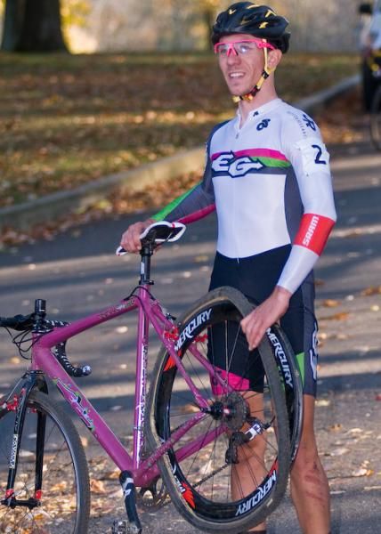 Luca Damiani (Kenda) punctured late in race, received a replacement bike from Team Cyfac. which didn't have the right pedals, so he switched back to his and rode in on the flat.