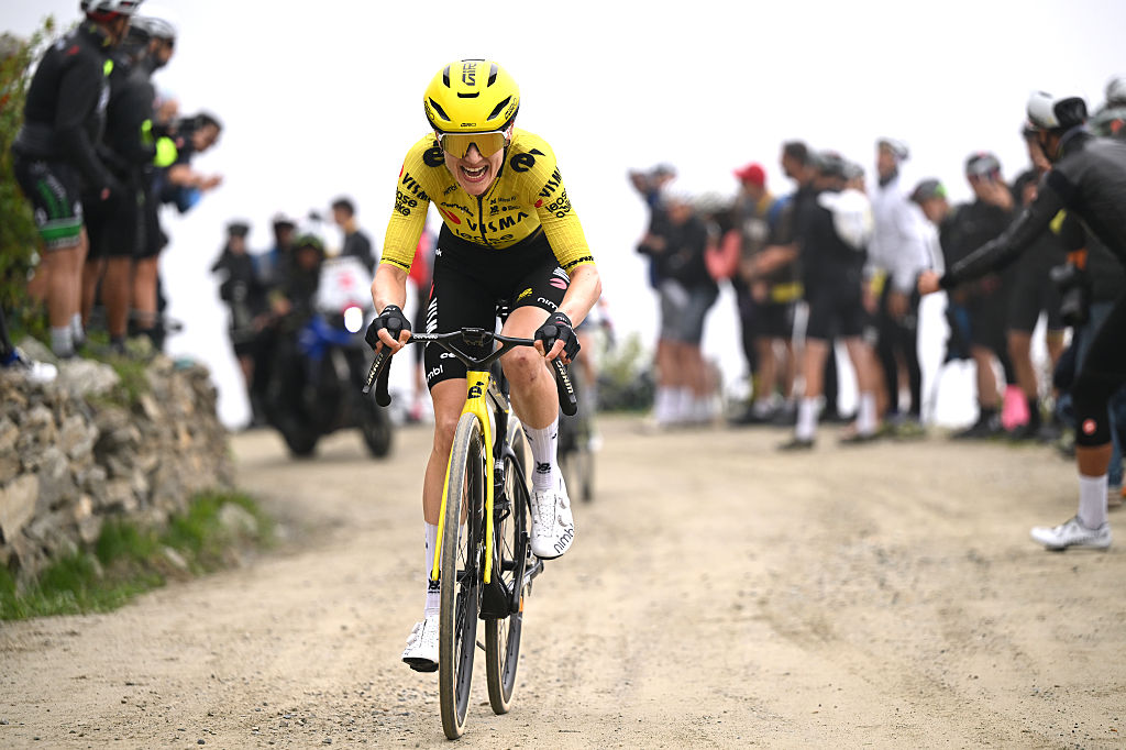 SESTRIERE, ITALY - JUNE 06: Femke de Vries of Netherlands and Team Visma | Lease a Bike competes in the chase group during the 37th Giro d'Italia Women 2026, Stage 8 a 106km stage from Rivoli to Sestriere 2034m / #UCIWWT / on June 06, 2026 in Sestriere, Italy. (Photo by Luc Claessen/Getty Images)