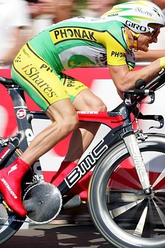 Floyd Landis (Phonak) coming in at 9 seconds back.