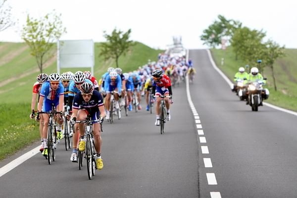 France strings out the peloton