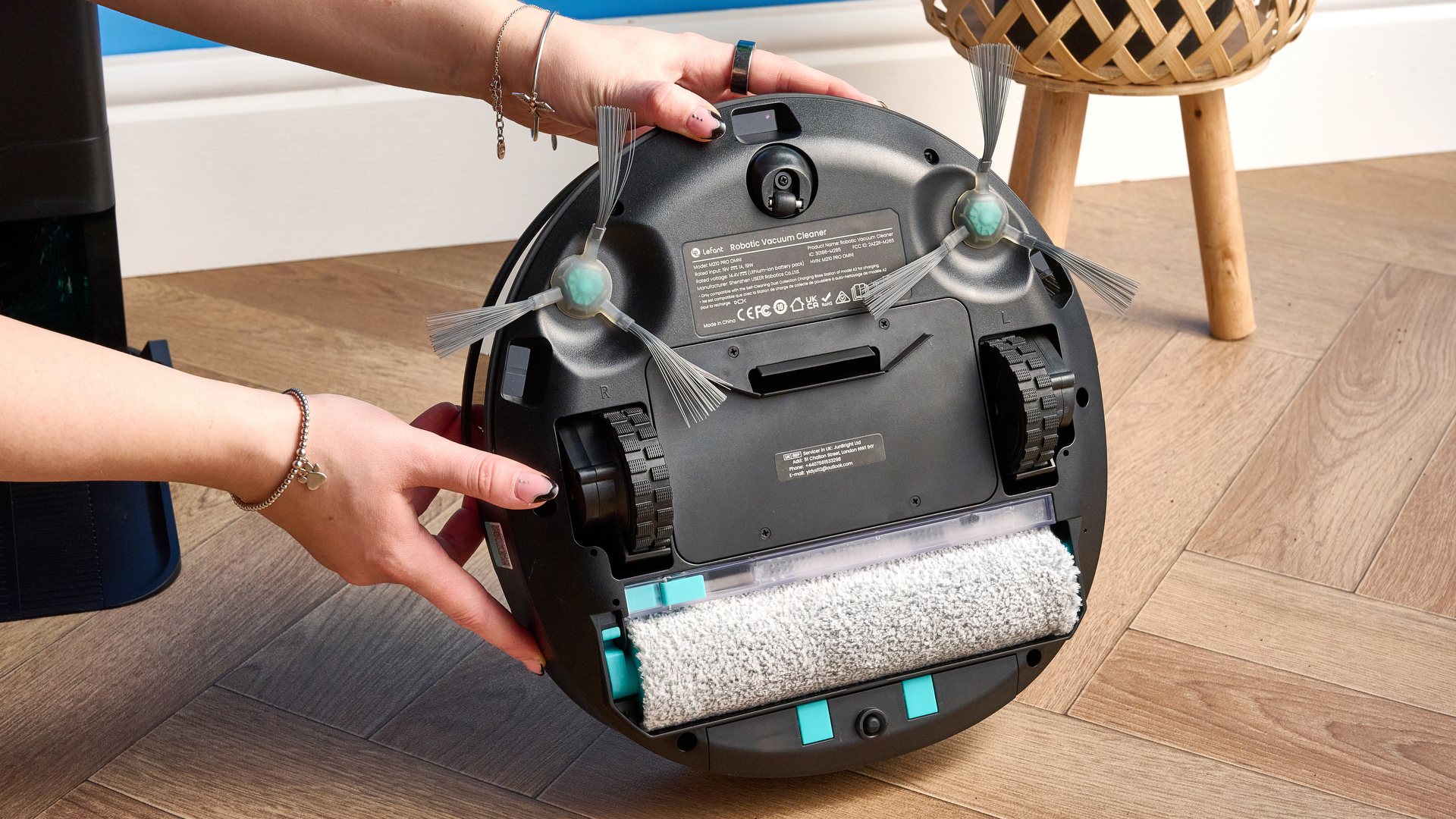 The underside of the Lefant M210 Pro OMNI photographed in front of a blue background
