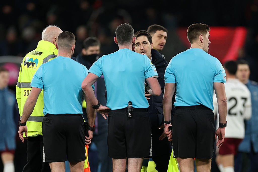 Andoni Iraola, Manager of AFC Bournemouth, speaks to referee Chris Kavanagh after the Premier League match between Bournemouth and Arsenal at Vitality Stadium on January 03, 2026 in Bournemouth, England.
