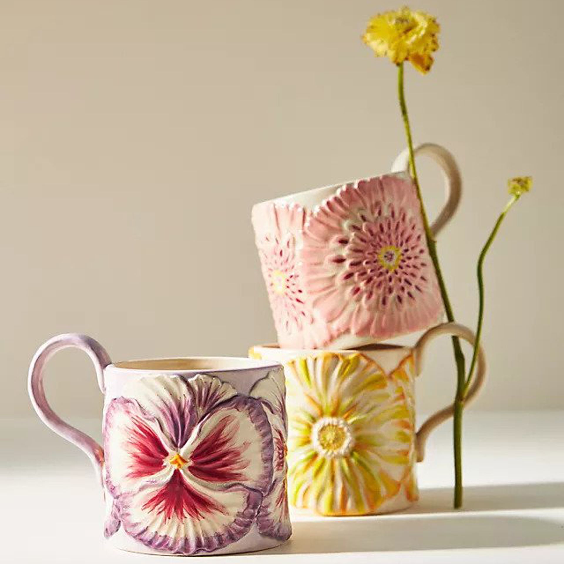 Mug berbeda dengan desain bunga dalam warna-warna cerah